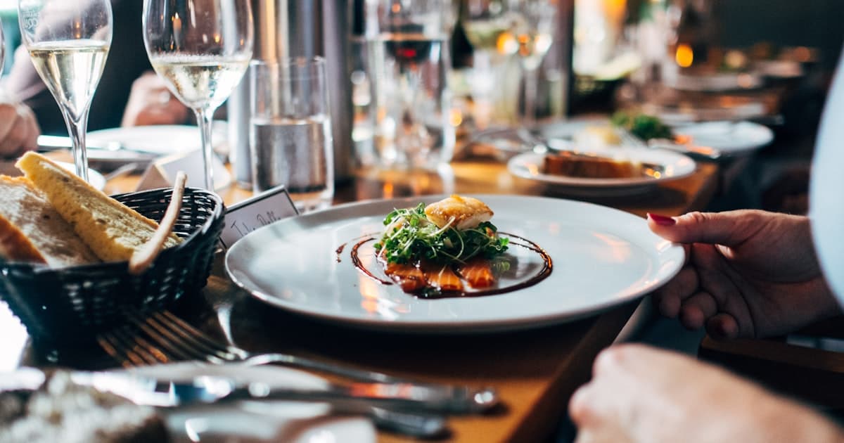 How to Track Calories When Eating Out: Expert Tips for Dining